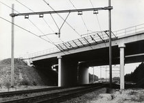 169131 Gezicht op het viaduct in de Rijksweg 28 over de spoorlijn Amersfoort-Zwolle nabij Nunspeet.